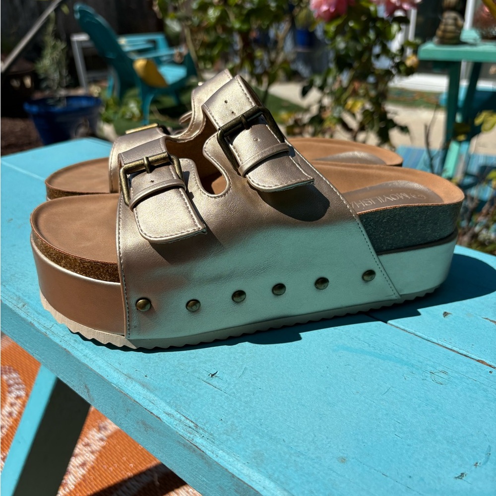 Stylish Gold Platform Sandals with Buckles